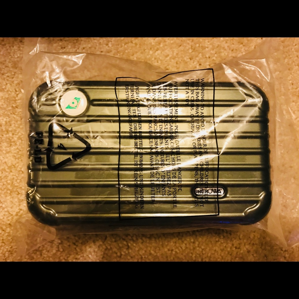 Rimowa amenity Eva air metallic olive. Sealed